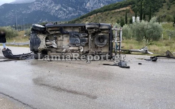 Λαμία: Μαύρο βαν έχασε τον έλεγχο και τούμπαρε στον εθνικό δρόμο – Εικόνες